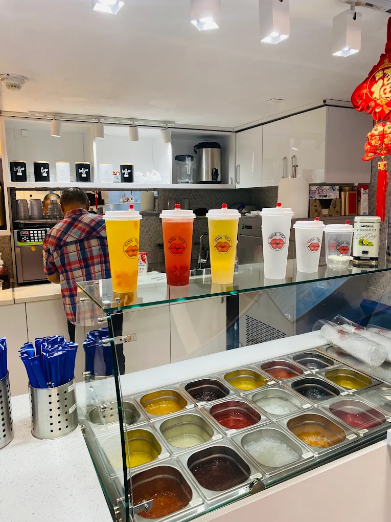 Tejgheaua Kiss Tea cu ceaiuri de fructe și topping-uri boba