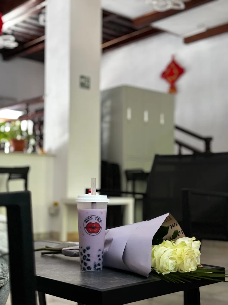 Pahar Kiss Tea cu taro milk tea și perle