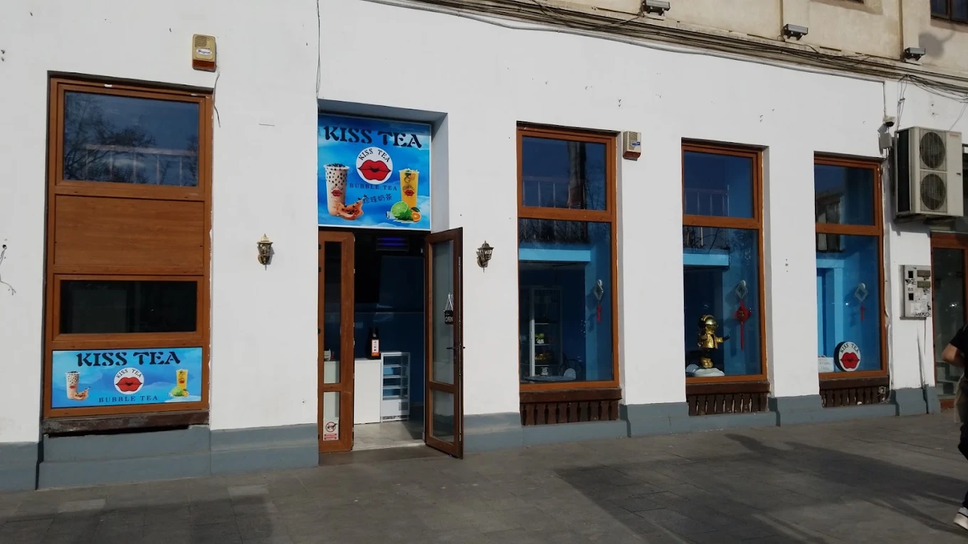 Intrarea în magazinul Kiss Tea din Strada Halelor
